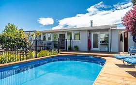 Studio Twenty5, Unique Poolside Retreat Near Nelson